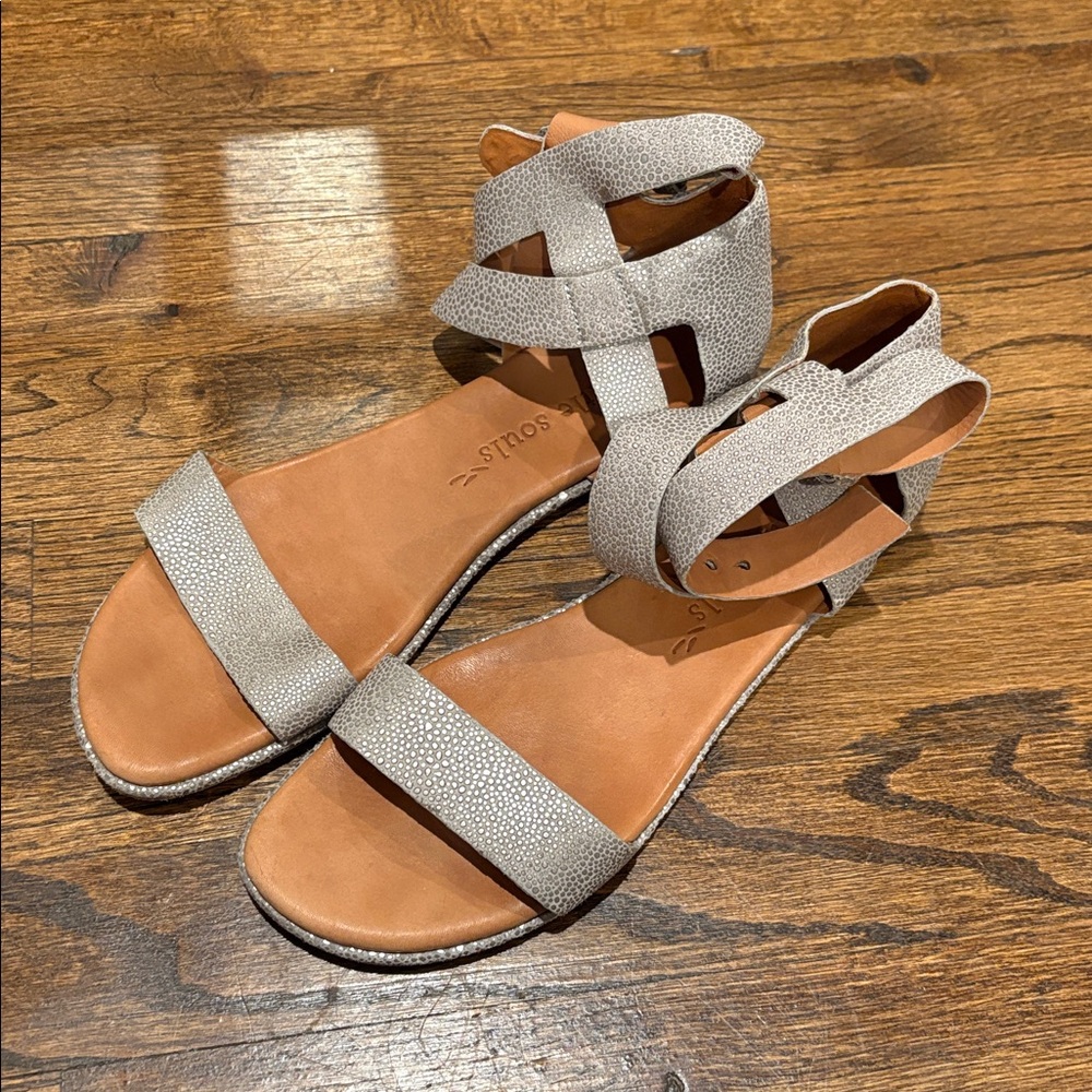 Gentle Souls Gray Strappy Sandals
Like new!
7.5